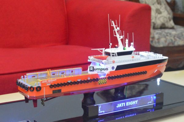 Miniatur Kapal Crewboat Jati 8