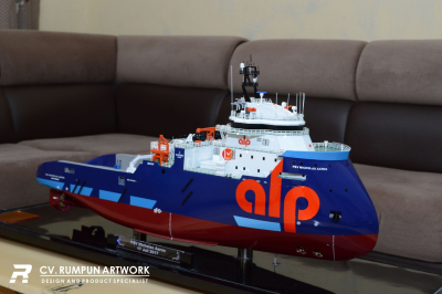Miniatur Kapal Nicholas Aaron