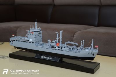Miniatur Kapal KRI Tarakan