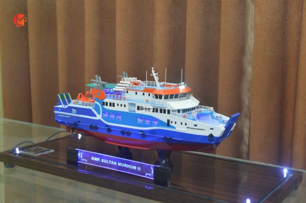 Miniatur Kapal RORO Sultan Murhum