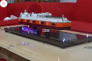 Miniatur Kapal Tanker FSRU Karunia Dewata