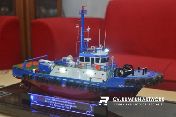 Miniatur Kapal Tugboat KT Daya Lautan I
