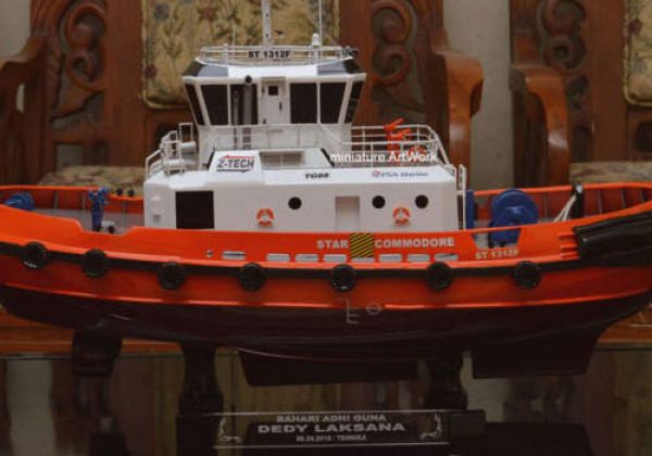 Miniatur Kapal Tug Boat Star Commodore
