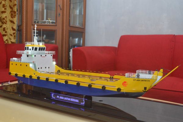Miniatur Kapal LCT Jaga Lautan Bersama 010