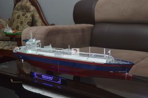Miniatur Kapal LNG Ocean Quest