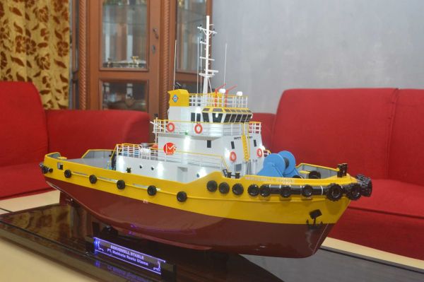 Miniatur Kapal Tugboat Servewell Stable