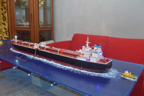 Miniatur Kapal Tanker MT Robert Roy Antony (dengan SBM)